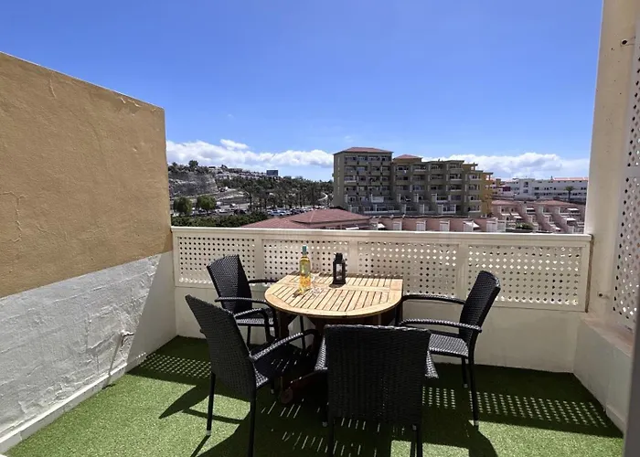 Sea & Pool Hideaway Apartment *